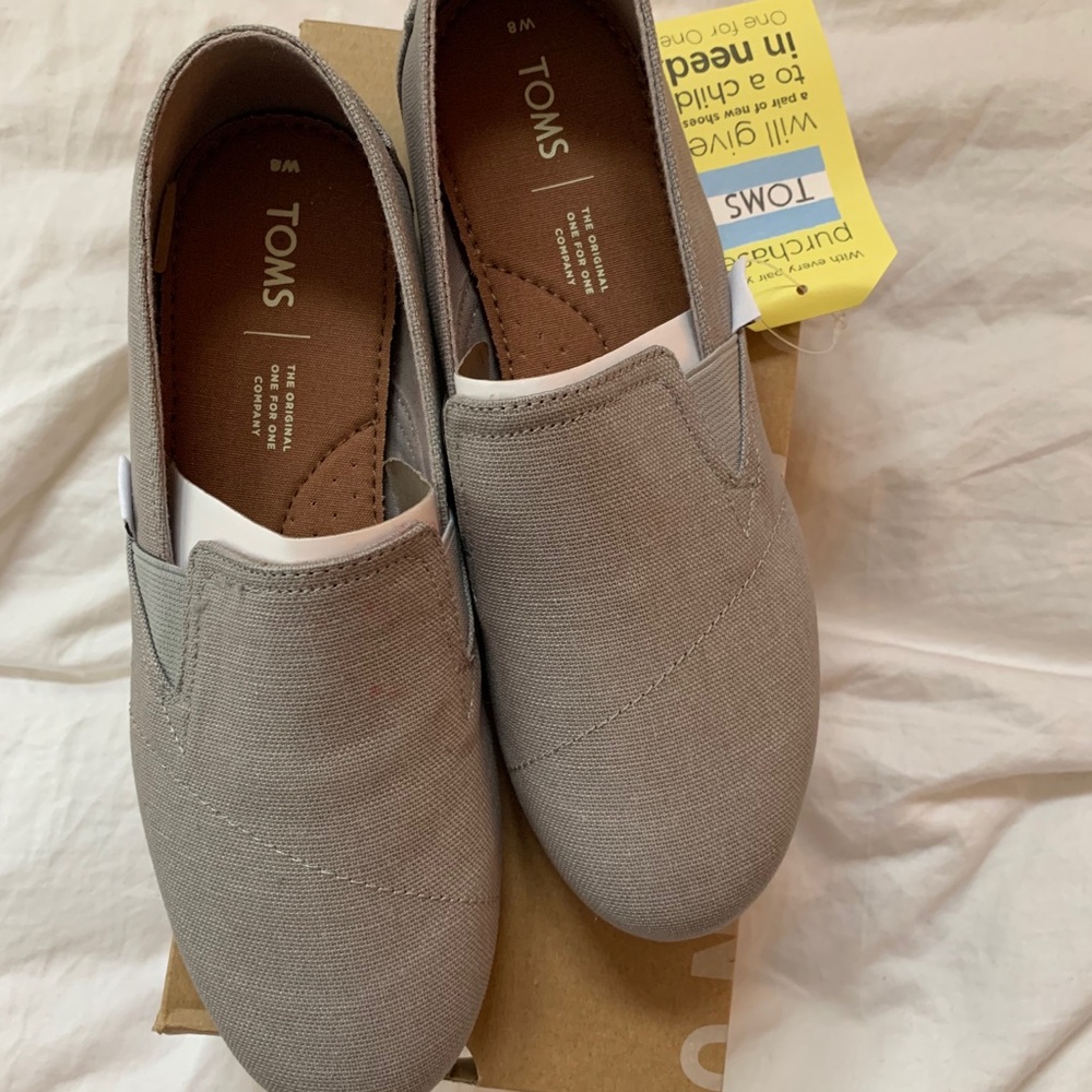 Tom’s size 8 NEVER WORN